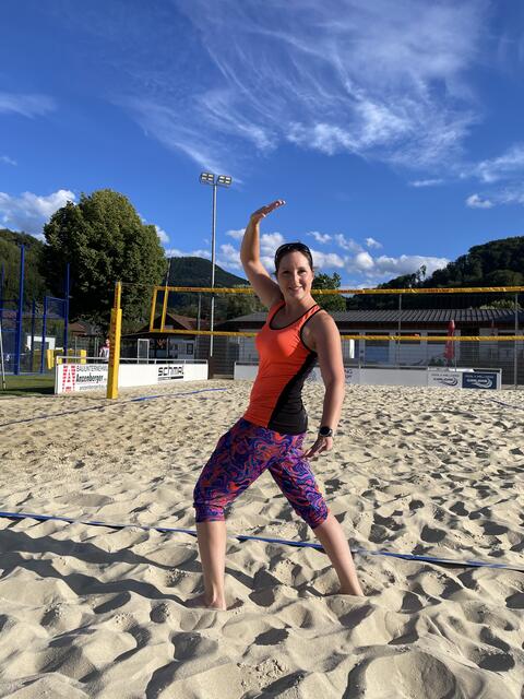 Sandra Tonner freut sich auf eine lustige Zumba Einheit im Sand. | Foto: Martina Schweller
