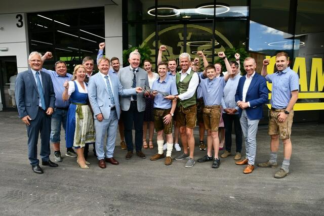 Das Mitarbeiterteam am Stützpunkt Murau mit den Spitzen des ÖAMTC Steiermark und Ehrengästen anlässlich der Eröffnungsfeier. | Foto: Anita Galler 