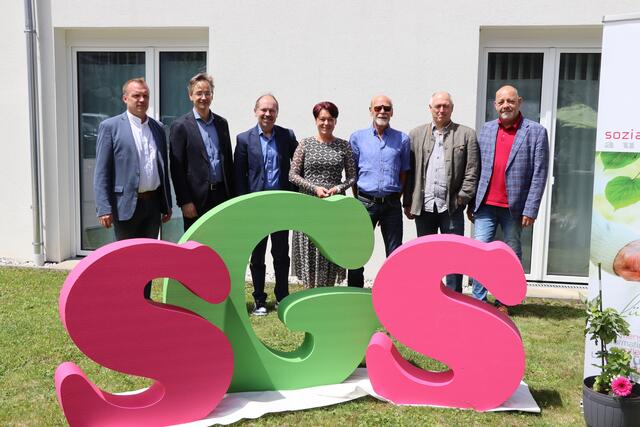Die Freude über die Erweiterung der Tagespflege ist groß. v.l: Bgm. Harald Schönherr, SGS-Finanzreferent Christian Rhomberg, Obmann Matthias König, LTP Sonja Ledl-Rossmann, Obm. Stv. Klaus Witting, Bgm. Stefan Lagg, Bgm. Markus Köck.