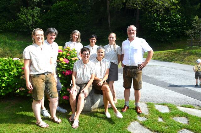 KMV-Obmann Hans Ackerer mit seinen sieben Mitarbeiterinnen