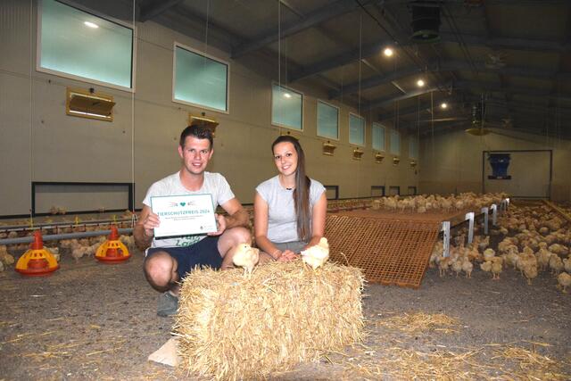 Anna Lipp und Lukas Loiber aus St. Peter im Sulmtal freuen sich über den Tierschutzpreis.