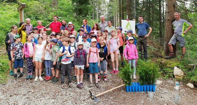 Im Zuge des "Waldtages" packten die Altausseer Volksschüler auch selbst an. | Foto: KK