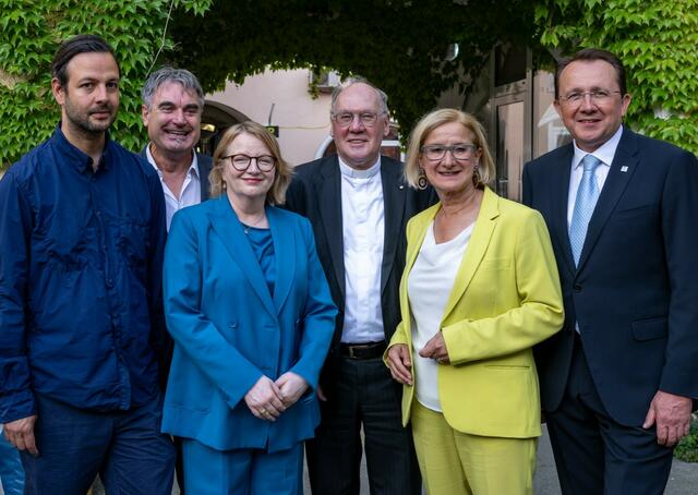 Tarun Kade (Leiter Tangente), Paul Gessl (Geschäftsführer NÖKU), Bettina Masuch (Festspielhaus), Diözesanbischof Alois Schwarz, Landeshauptfrau Johanna Mikl-Leitner und Bürgermeister Matthias Stadler (von links nach rechts). | Foto: NLK Filzwieser