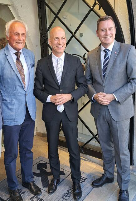 Josef Höchtl, Martin Kocher und Bürgermeister Christoph Kaufmann am Beginn der Diskussionsveranstaltung im Festsaal der Raiffeisenbank Klosterneuburg. | Foto: Andreas HOCHMUTH