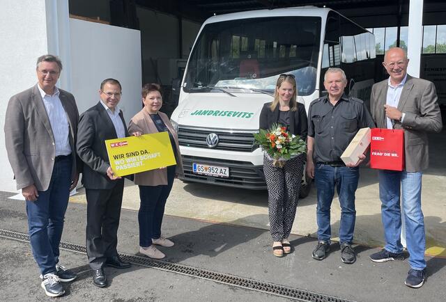 Victoria Jandrisevits (3. von rechts) hat das Bus-Unternehmen von ihrem Vater Werner Jandrisevits (2. von rechts) übernommen. | Foto: Wirtschaftskammer