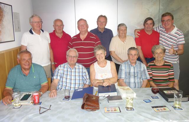 Friedrich Sandler, Otto Niemandsfreund, Janos Sipos, Hubert Krennert, Ewa Brandstätter, Anton Schütz und Werner Schöll, vorne Johann Hoschopf, Gerhard Geldner, Geburtstagskind Maria Epple, Siegfried Brandstätter und Margarethe Fischer-Pochtler.
| Foto: Werner Schöll