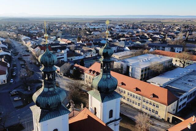 Über den Dächern von Frauenkirchen, im Vordergrund die Basilika Maria auf der Heide, dahinter der Campus | Foto: Dr. Sepp Gmasz