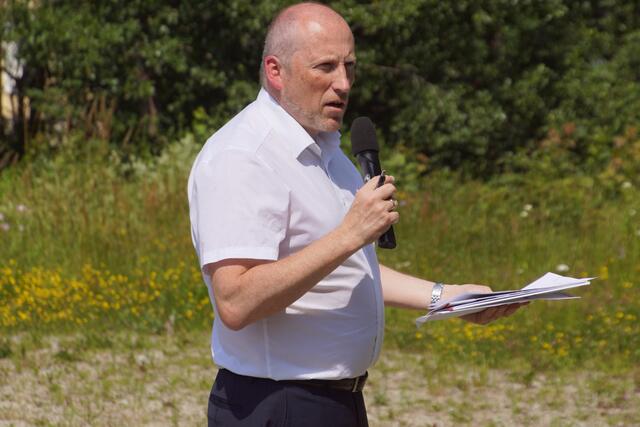 Bezirkshauptmann und Obmann der Böhmerwaldschule valentin Pühringer begrüßt die Akteure und Teilnehmer. | Foto: Helmut Eder