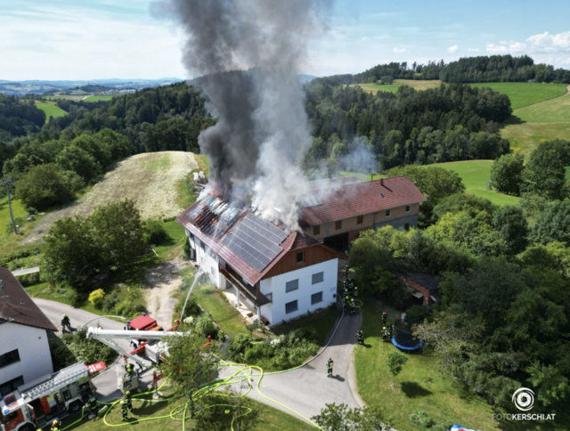 In St. Martin im Mühlkreis lief ein großer Feuerwehreinsatz: Ein Bauernhof stand in Flammen. | Foto: Team Fotokerschi.at / Martin Scharinger
