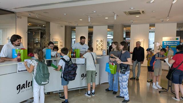Jung und Alt in der Galerie | Foto: Jugendpalette