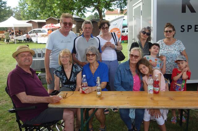 Ernst-Anton Hihlik, Werner Schöll, Maria Schweikert, Josef und Helga Hafenscher, Karla Schöll, Christine und Isabella Scharka, Renate Schubert, Marcel, Renate und Florian Mittermann genosssen die gemütliche Stimmung am 3. Bauernmarkt.
 | Foto: Werner Schöll