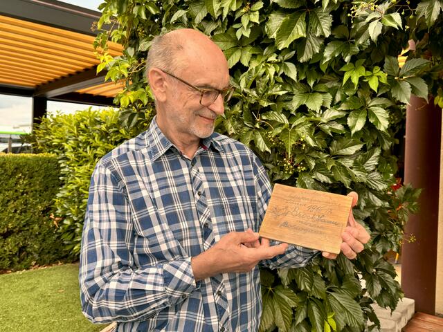 Das Fundstück aus dem Frauenkirchner Gemeindearchiv: Ein vom Fleischerlehrling Samu Brock beschriebenes Holzbrettchen mit der Aufschrift "Andenken an meine Lehrzeit 1915-17" | Foto: Andrea Glatzer