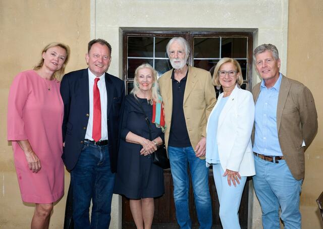 Prominente Gäste bei der Filmpräsentation: Petra und Markus Hoyos, Susanne und Michael Haneke, Landeshauptfrau Johanna Mikl-Leitner und Kari Hohenlohe (v. l. n. r.).

  | Foto: NLK Pfeiffer