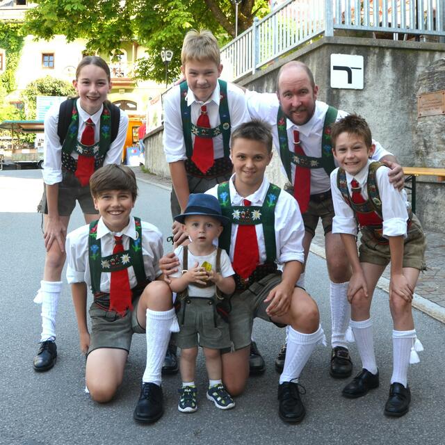 Die Hochstadler Buam mit einem Dirndl und Daniel Zeber
