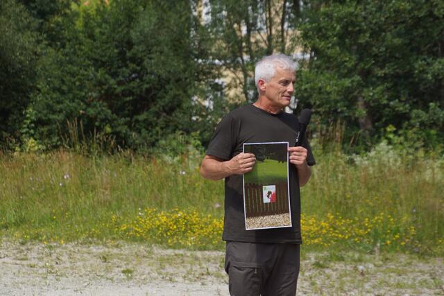 Rupert Fartacek, Geschäftsführer der Böhmerwaldschule informiertüber das Interreg Projekt "Grenzenlos aufblühen".  | Foto: Helmut Eder