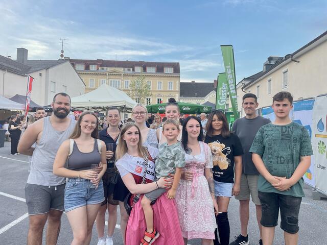 Die neue Perger Bierkönigin Vanessa Palmetshofer mit ihrem "Fanclub". | Foto: MeinBezirk Perg/Köck