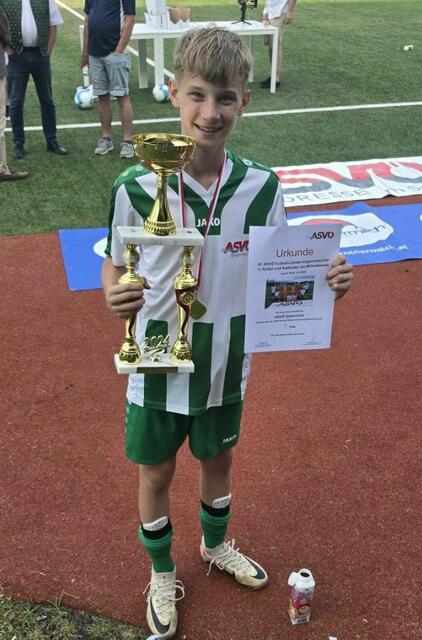 Niklas Gollowitsch (JAZ GU Süd) freut sich über den Turniersieg 