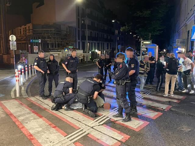 Eine mutmaßlich betrunkene Person wurde am Boden fixiert. | Foto: Ronja Reidinger/MeinBezirk