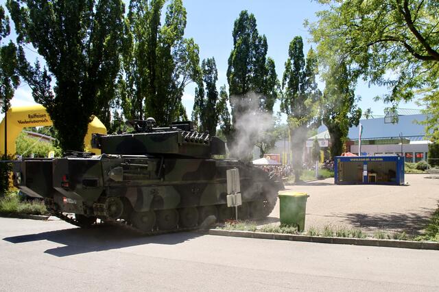 Lautstarker Kampf gegen ein Terrornest mit zwei Schützenpanzern.