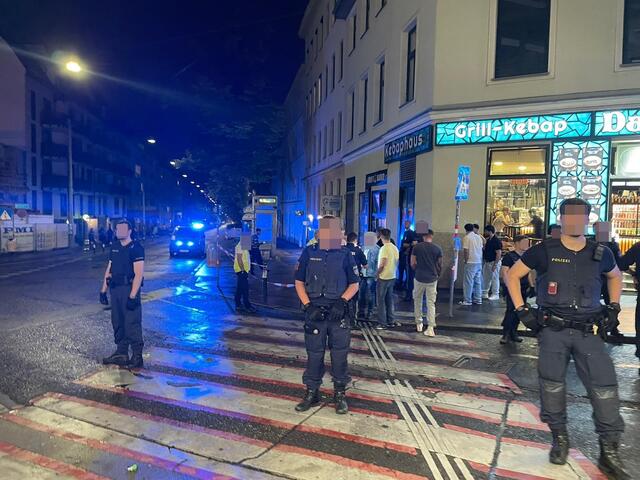 Vor einem Lokal stehen Beamte und sichern den Bereich. | Foto: Ronja Reidinger/MeinBezirk