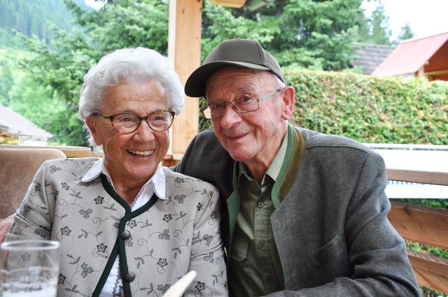 Der 96-jährige Jäger Herbert Löcker mit Ehefrau Herlinde wurde für seine 80-jährige Tätigkeit für die Jagd und das Wild geehrt. 