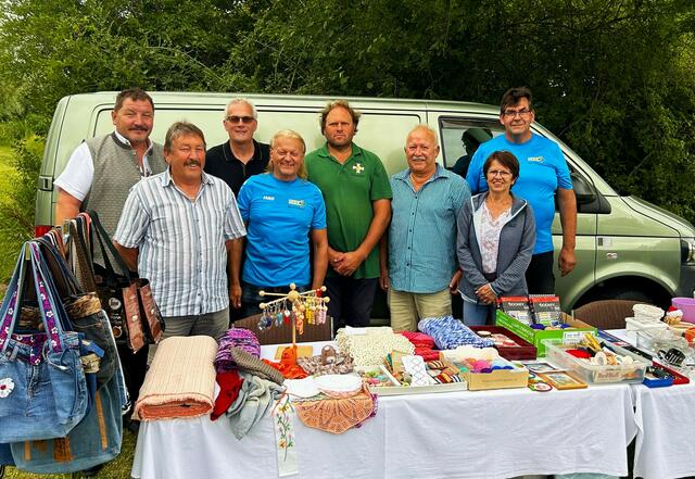 ÖKB Bezirksverbandsobmann Stellvertreter Josef Kohzina, Flohmarktfahrer Gottfried Blank, ÖKB Mitglied Christian Faworka, ÖKB-Ortsverbandsobmann Michael Brunner und dessen Stellvertreter Hartwig Obst, ÖKB Hauptbezirksobmann Walter Kirchsteiger, Flohmarktfahrerin Gitti Blank und ÖKB Mitglied Franz Lobenwein. | Foto: ÖKB