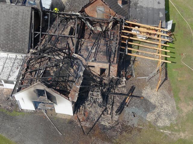 Ein elektrischer Defekt an einem abgestellten Traktor löste das Feuer in St. Martin an der Raab aus. Das Wirtschaftsgebäude wurde schwer beschädigt. | Foto: Stadtfeuerwehr Pinkafeld