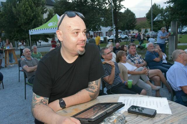 Peter D. Fritz sorgte für den richtigen Ton  | Foto: Gerald Dreisiebner