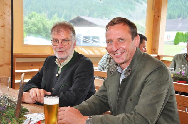 Bezirksjägermeister Alfons Drescher und sein Stellvertreter Michael Weyrer ehren Herbert Löcker. 