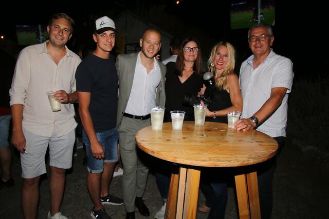 v. l. Christoph, Kevin, Max Köllner, Silke, Nina Mayer mit Bgm. Hareter  | Foto: Eduard Wimmer