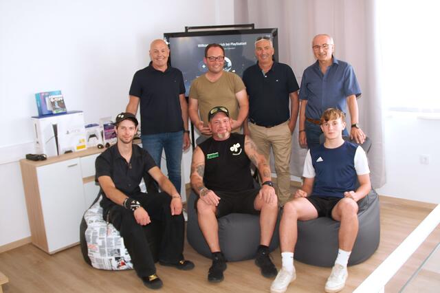 Eröffnung des Jugendraums in der Waldmüllergasse 2 in Oberwart. Neuer Hotspot für die "Offene Jugendarbeit" mit Bgm. Georg Rosner, SOS-Kinderdorf Chef Marek Zeliska, Vzbgm. Michael Leitgeb, Ewald Hasler und René Wagner (vorne Mitte) mit zwei Jugendlichen.