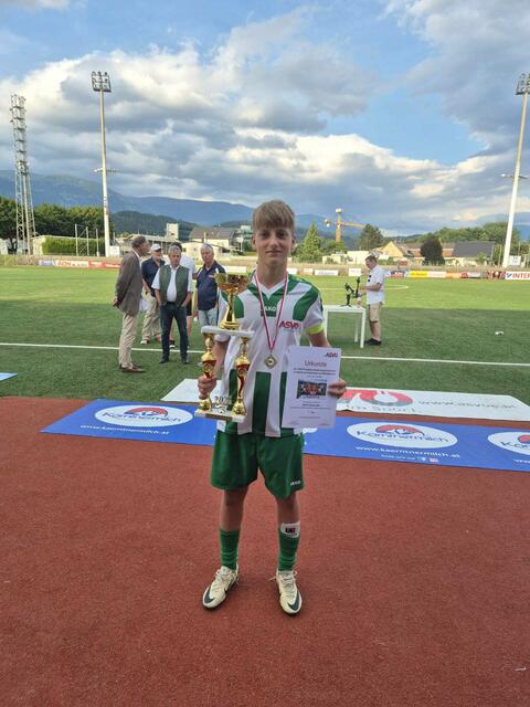 Steiermark Kapitän Tobias Gössler (Sturm Gra) mit dem Siegerpokal 