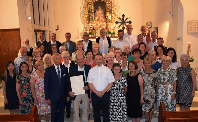 Die Mitglieder des Robert Fuchs-Kirchenchors, Pfarrer Istvan Hollo, Bgm.Bernd Hermann PGR Vors. Karl Klug, Obmann des Kirchenchors Franz Jöbstl, sowie Franz Müller als Obmann des Musikvereins gratulierten Oskar Lenz zu seinem 70. Geburtstag 