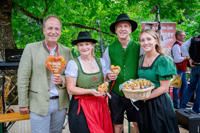 120 Jahre Wimitzer-Kirchtag: Das wurde natürlich groß gefeiert. Am Bild: Bürgermeister Harald Jannach, Wirtepaar Dorothea Klaus und Arnold Solic mit Tocher Auriane.