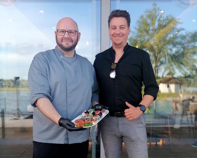 F&amp;B- und Einkaufsleiter Matthias Strohmayer, sowie Küchenchef Bogdan Comanescu freuen sich über die gelungene neue Eventreihe "Die Möwe" Vibes.