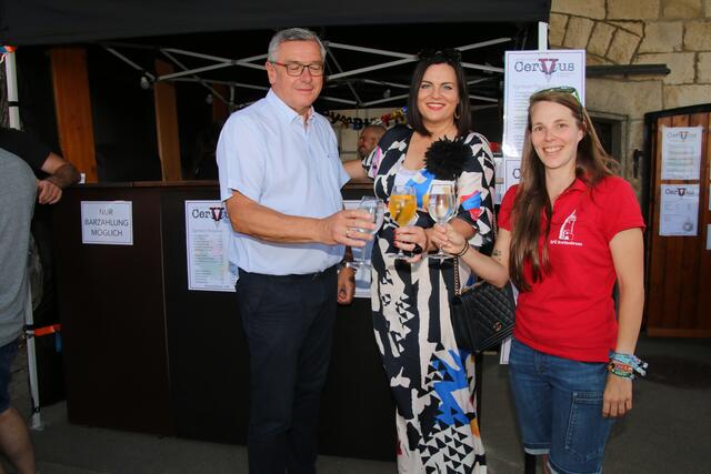 auch Astrid Eisenkopf besuchte das Kellergassenfest, mit Vizbgm, Anja Tröllinger und Bgm. Hareter  | Foto: Eduard Wimmer