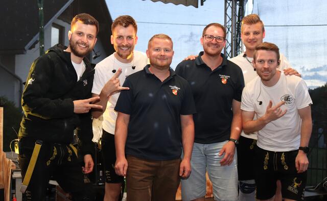 Die Partyhirschen spielten groß auf. Mit am Bild Kommandant Anton Findenig und sein Vize Marcel Knabl