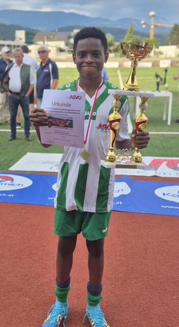 Mittelfeldmotor Maxi Bashiru mit der begehrten Siegertrophäe 