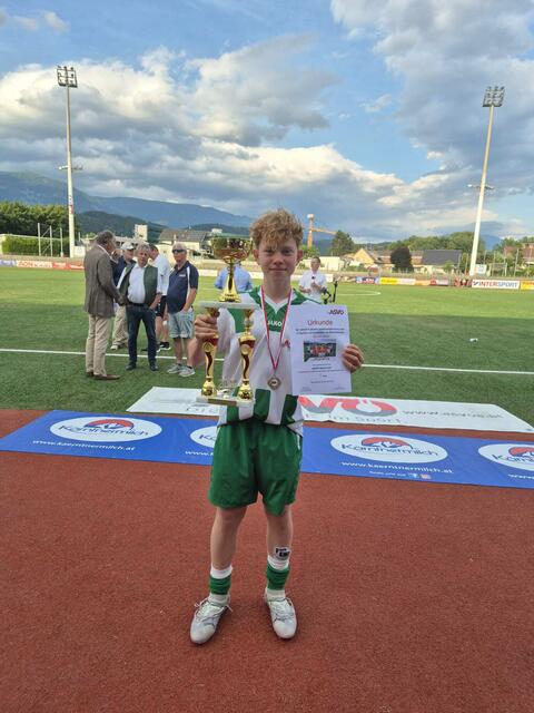 Leo Lenhart (Sturm Graz) mit dem Siegerpokal 