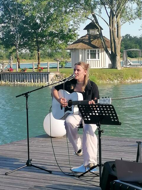 Lisa Fuhrmann sorgte mit ihrer sanften Stimme und den ruhigen Songs für die perfekte musikalische Begleitung an diesem lauen Sommerabend.