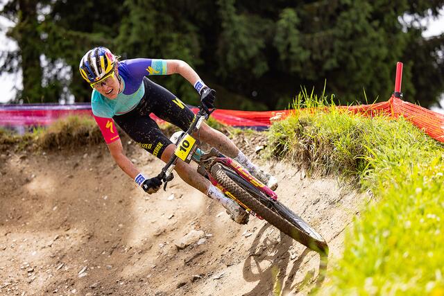 Ihr Kampfgeist wurde belohnt: Laura Stigger kämpfte sich im Cross Country von Les Gets auf Rang 8 vor. | Foto: Ernst Lorenzi
