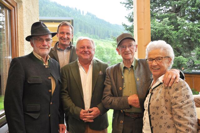 Bezirksjägermeister Alfons Kogler, sein Stellvertreter Michael Weyrer, Bürgermeister Hans Fugger sowie Herbert Löcker und seine Frau Herlinde "Linde" Löcker
