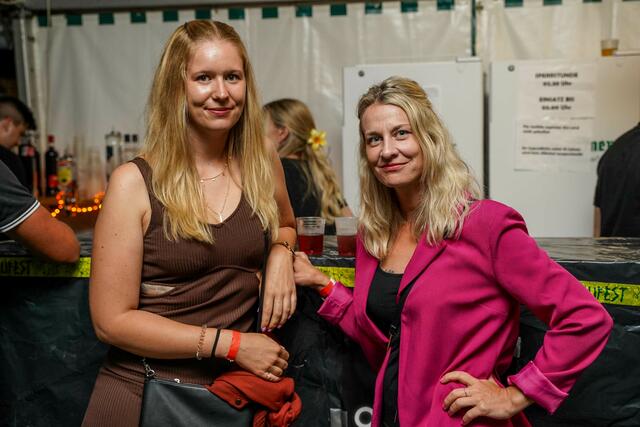 Yvonne und Nadine an der Bar | Foto: Florian Kronawitter/zema-medien.de