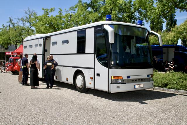 In diesem Justizwache-Bus fährt ganz sicher niemand freiwillig mit.