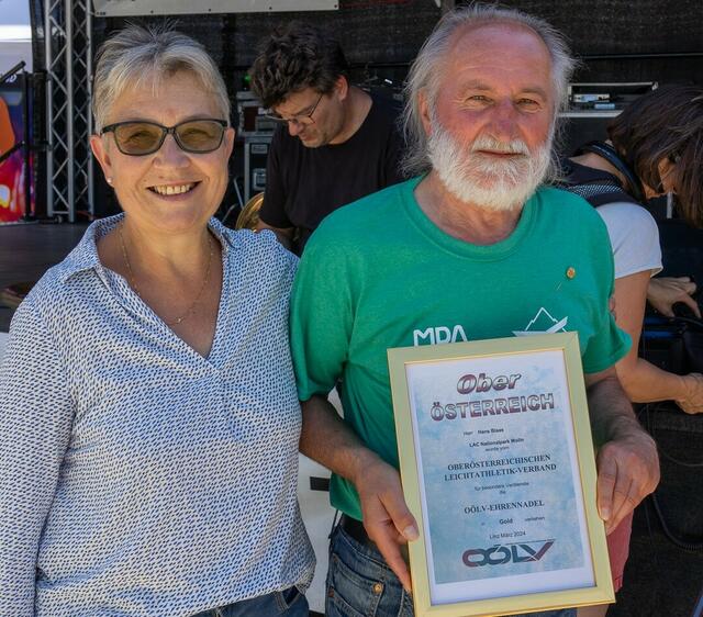 Der Mollner Hans Blaas wurde für seine Verdienste um den Laufsport und die Leichtathletik mit der Goldenen Ehrennadel des OÖ Leichtathletikverbandes ausgezeichnet. | Foto: Franz Stöger