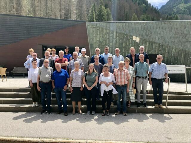 Die Chronisten vor dem Kulturhaus in Hopfgarten. | Foto: Osttiroler Chronisten