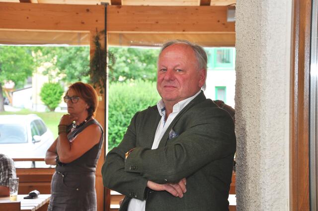 Bürgermeister Hans Fugger gratulierte und erzählte Anekdoten aus dem Jägerleben von Herbert Löcker. 