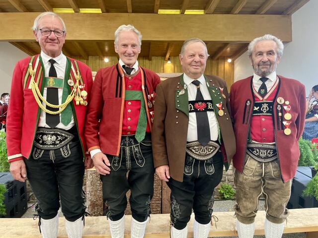 Die vier höchsten Ehrungen des Tages: Oswald Mader (55 Jahre, MK Schmirn), Johann Salchner (60 Jahre, MK Gschnitz), Klaus Krösbacher (65 Jahre, MK Fulpmes) und Albert Peer (65 Jahre, MK Navis). | Foto: Mair