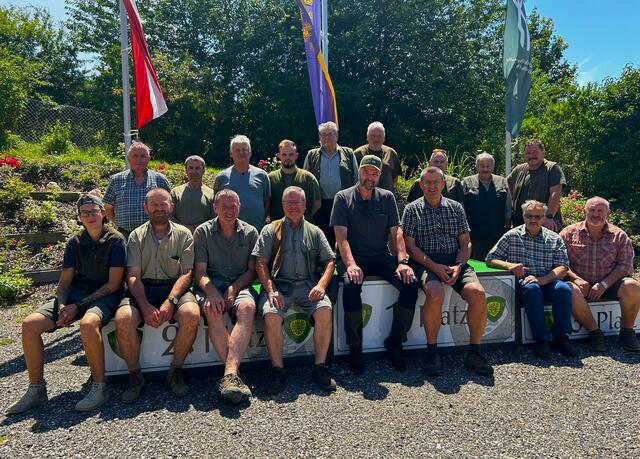 Katharina Engelprecht, Josef Schuh, Manfred Engel, Gerald Forsthuber, Georg Frotzler, Franz Jordan, Leopold Kren, Franz Neubauer, Udo Reiterer, Johann Wagner, Robert Engelprecht, Thomas Müller, Erwin Nader, Bernhard Schmied, Kurt Suchy, Franz Frisch und Oberschützenmeister Josef Kohzina.
 | Foto: Schützenverein-Mistelbach 