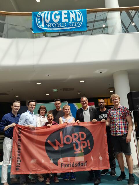 Im Shopping Center Nord wurden die Gewinnerprojekte des Jugendparlaments WordUp! 21 präsentiert. | Foto: BV 21